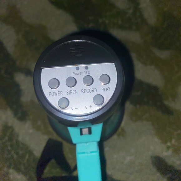 Brand new megaphone comes with batteries only been used once - Picture 2 of 2
